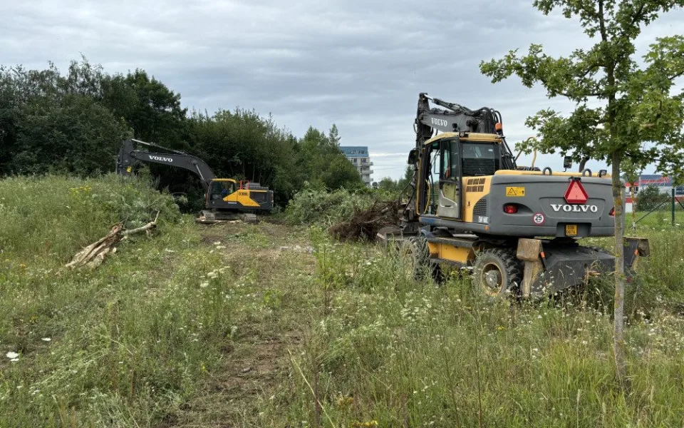 Dělníci začali pracovat na novém parkovišti u jihlavské nemocnice. Stavbu lze sledovat on-line