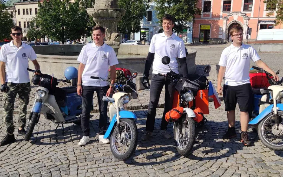 Michal Bauer, Vojtěch Bauer, Vojtěch Vácha a  Štěpán Rychlý na startu své cesty