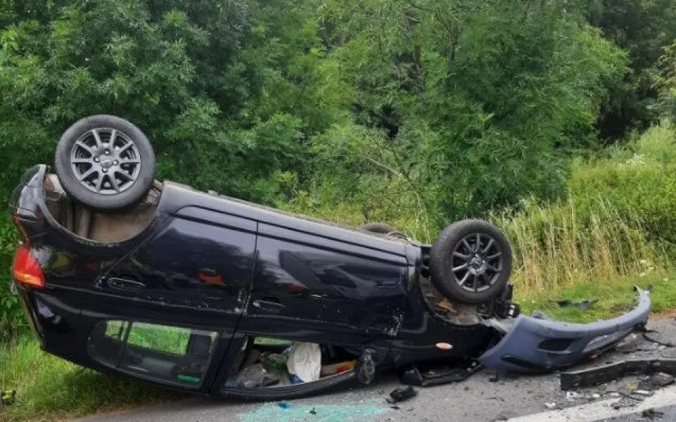Mladý řidič za volantem náklaďáku nedal přednost osobnímu autu, to skončilo na střeše. Foto: poskytla Policie ČR