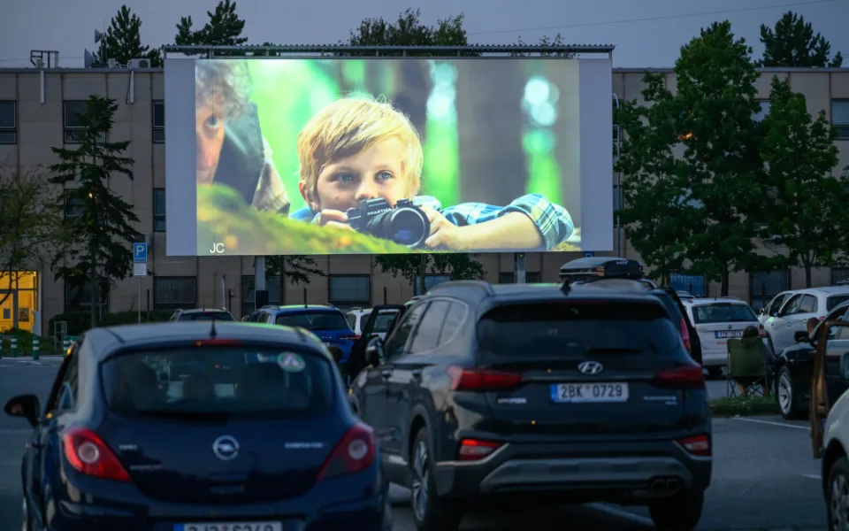 Dukovanská elektrárna opět chystá letní autokino. Výtěžek ze sedmi filmů podpoří dětské domovy