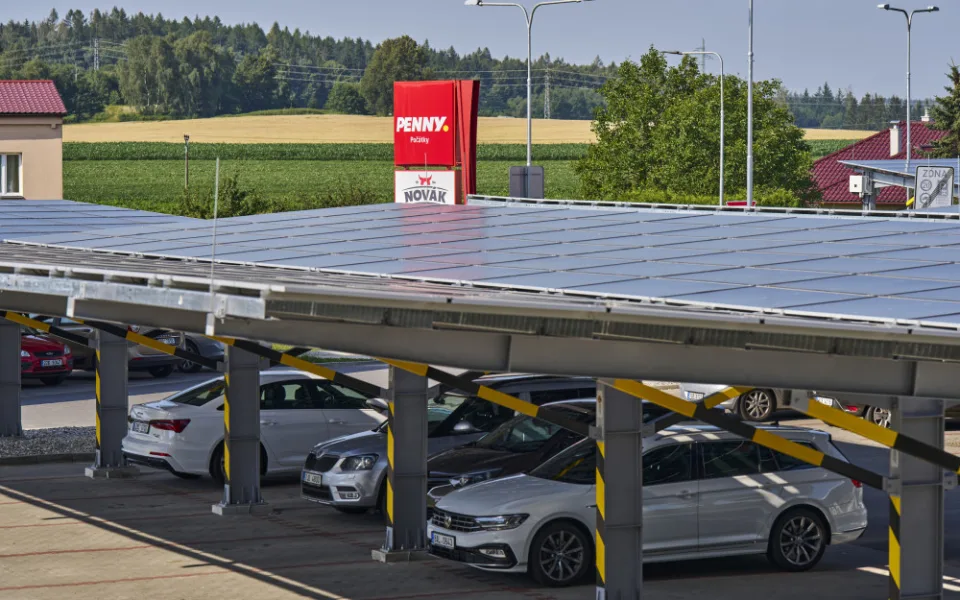 PENNY zprovoznilo v Počátkách největší veřejnosti přístupné solární parkoviště v Česku