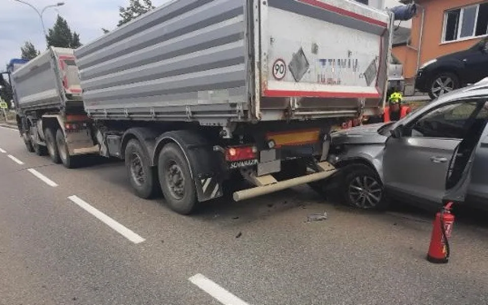 Řidič v autě nedodržel bezpečnou vzdálenost a narazil do náklaďáku před sebou. Je podezřelý z přestupku