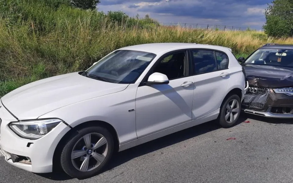 Mladý řidič způsobil nehodu na výpadovce na Pelhřimov. Škoda na třech autech je 300 tisíc korun
