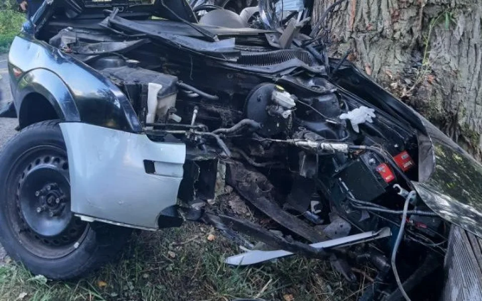 Řidič ve Fordu nevybral zatáčku, dostal smyk a narazil do stromu. Kvůli vážnému zranění pro něj letěl vrtulník 