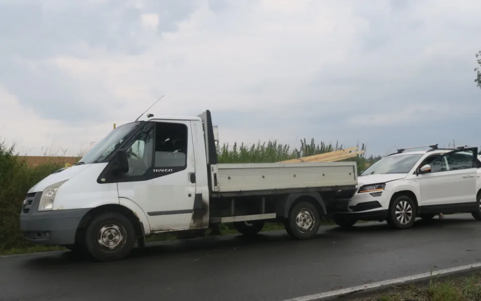 Řidič dodávky zastavil v Rantířově na krajnici a narazil do něj osobák. Policie teď hledá svědky nehody 