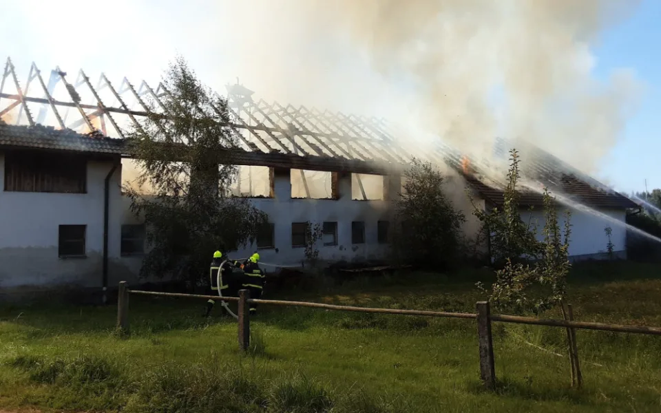 Rozsáhlý požár kravína na Pelhřimovsku, několik krav uhynulo. Na místě zasahuje deset jednotek