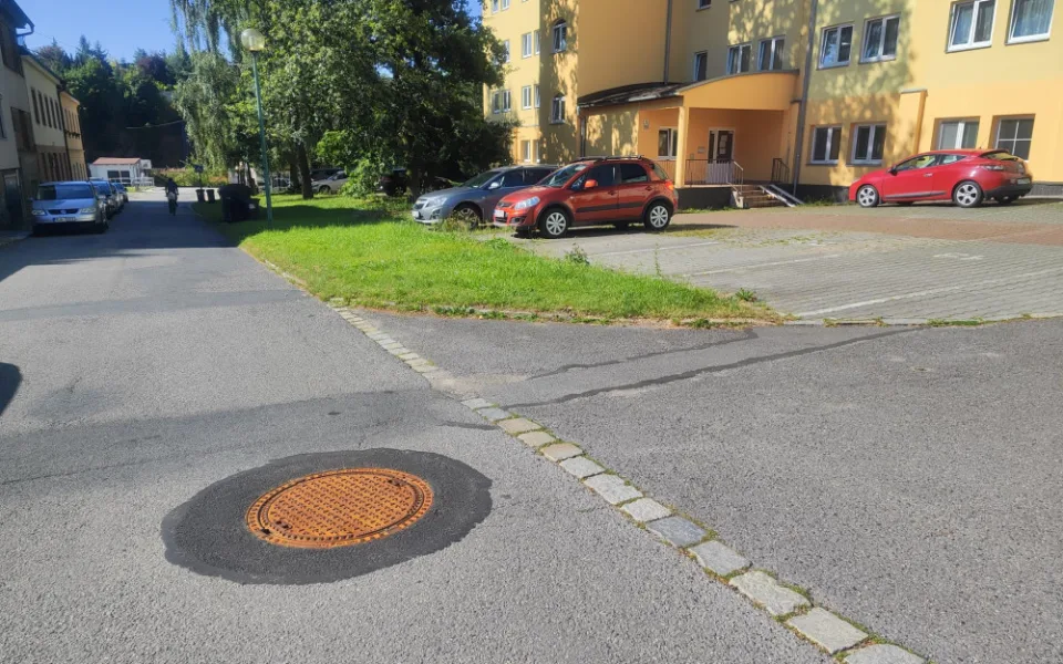 Po Jihlavě se opravují kanalizační poklopy. Po dvou hodinách jsou znovu plně pojízdné