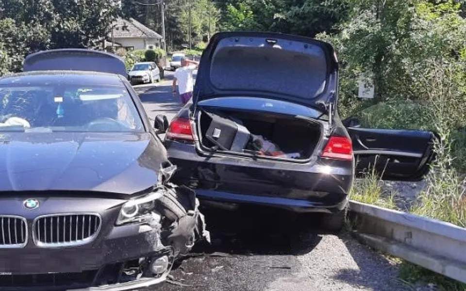Střet aut v protisměru u Kamenice. Mladá řidička skončila se zraněním v jihlavské nemocnici 