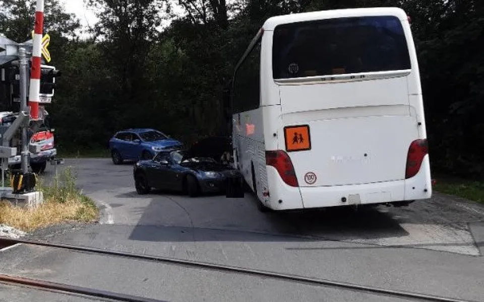 Mladík přejel před kolejemi do protisměru a srazil se s autobusem, jeho řidič skončil v nemocnici. Foto: se souhlasem Policie ČR