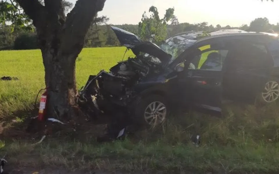 Osmnáctiletý řidič vyjel ze silnice a narazil do stromu. Všichni z auta skončili v nemocnici. Foto: se souhlasem Policie ČR