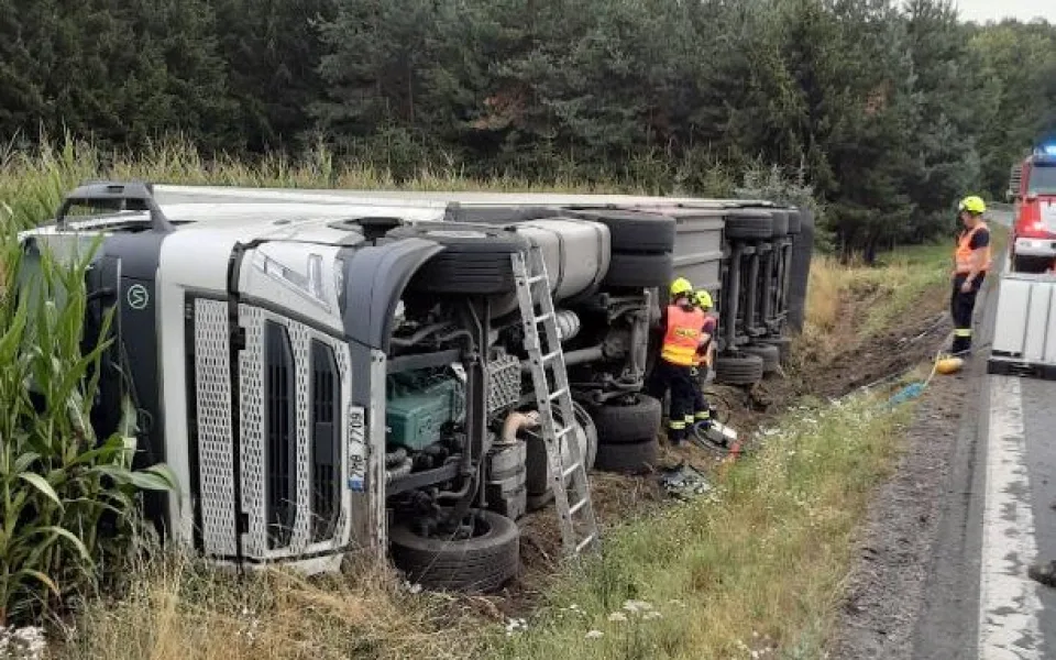 Převrácený kamion omezil provoz u Chotěboře, škoda je přes půl milionu. Foto: se souhlasem Policie ČR