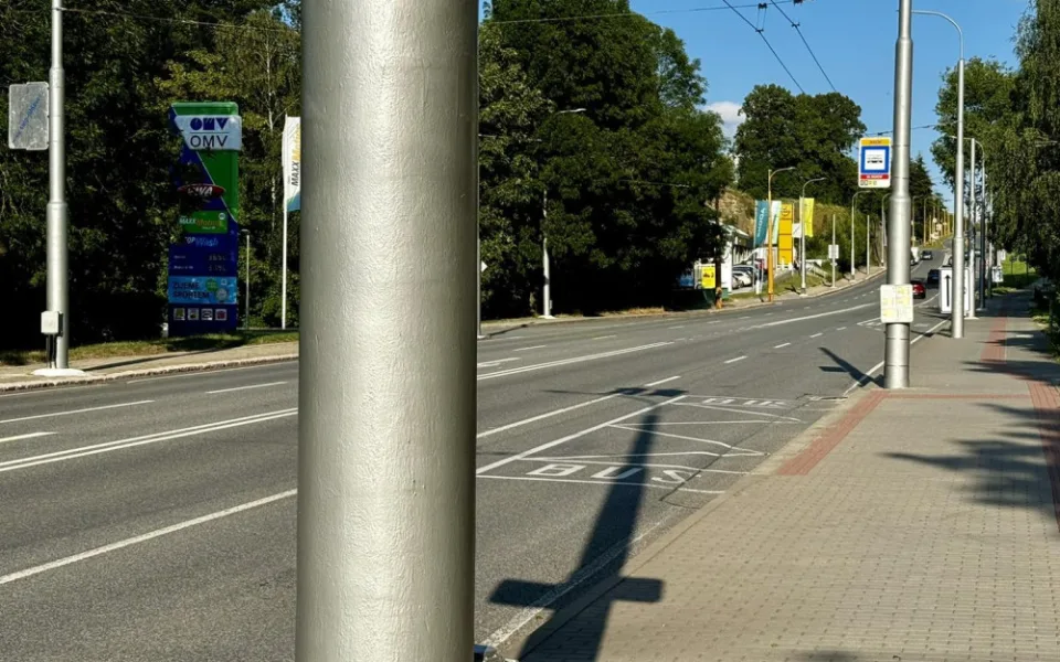 Jihlavské stožáry se mění z oranžové na stříbrnou