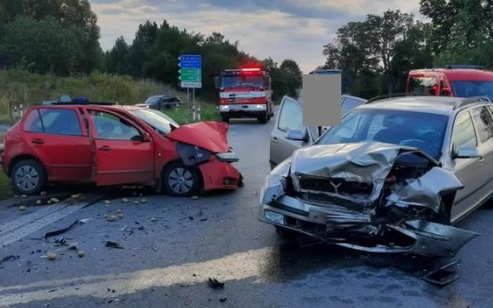 Nepozornost při odbočování zavinila střet dvou vozidel u Jihlavského tunelu