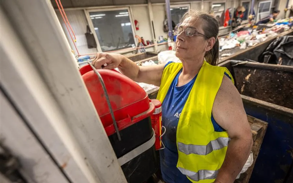 Zaměstnanci třídičky v Jihlavě vyberou z plastů více než metrák baterií ročně.