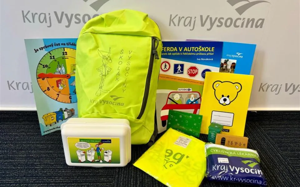 V září usedne do lavic přes pět a půl tisíce prvňáčků, každý z nich dostane bezpečný batůžek. Foto: se souhlasem Kraje Vysočina