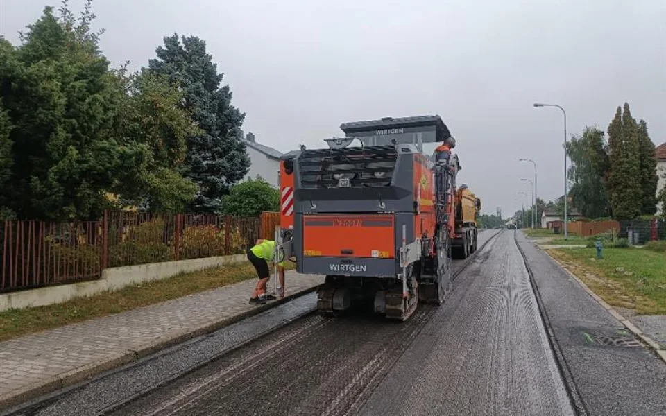 Ilustrační foto, pondělní frézování opravované Lípové ulice v Jihlavě