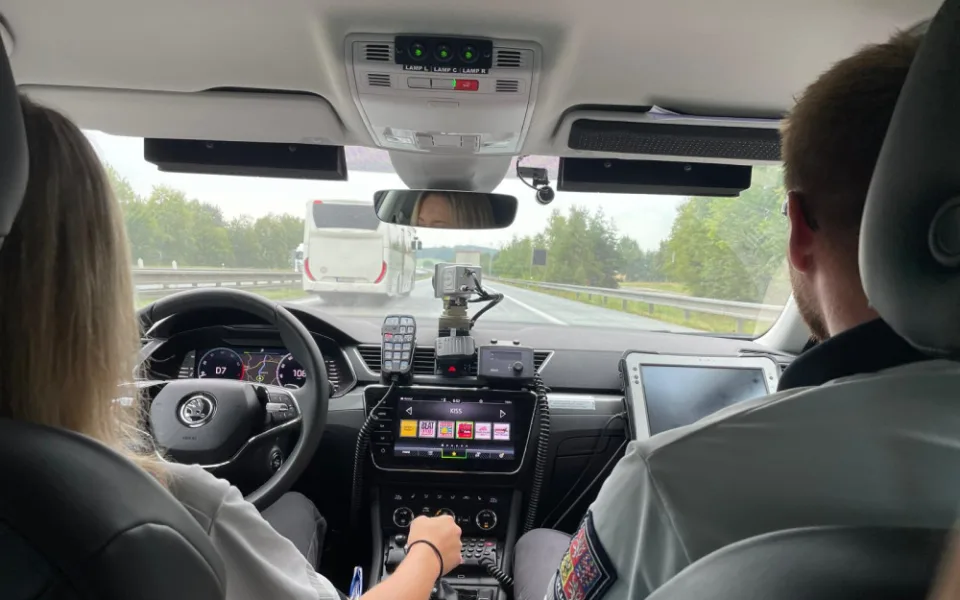 Jízda s mobilem v ruce a bez pásu, předjíždějící kamiony. Policie zjišťovala, jak se řidiči v kraji chovají za volantem