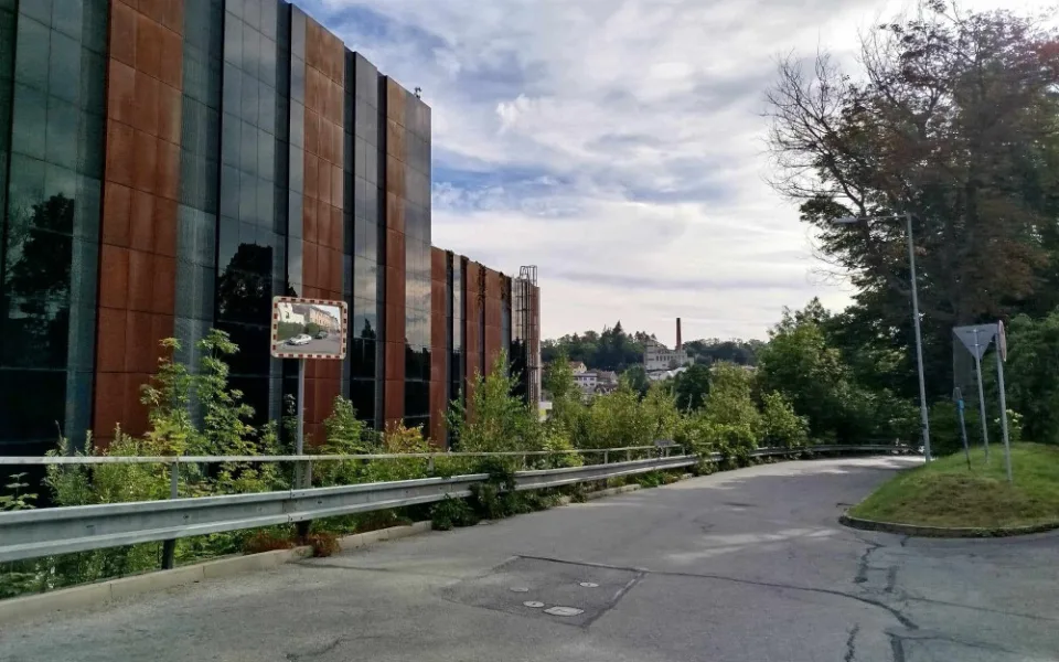 Za Cityparkem prozatím bez chodníků. Ulice U Dlouhé stěny by se musela zjednosměrnit, vysvětluje město