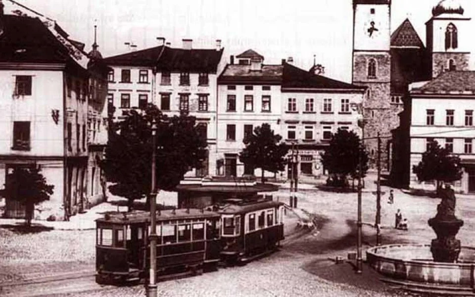 Tramvaj na dolní části Masarykova náměstí