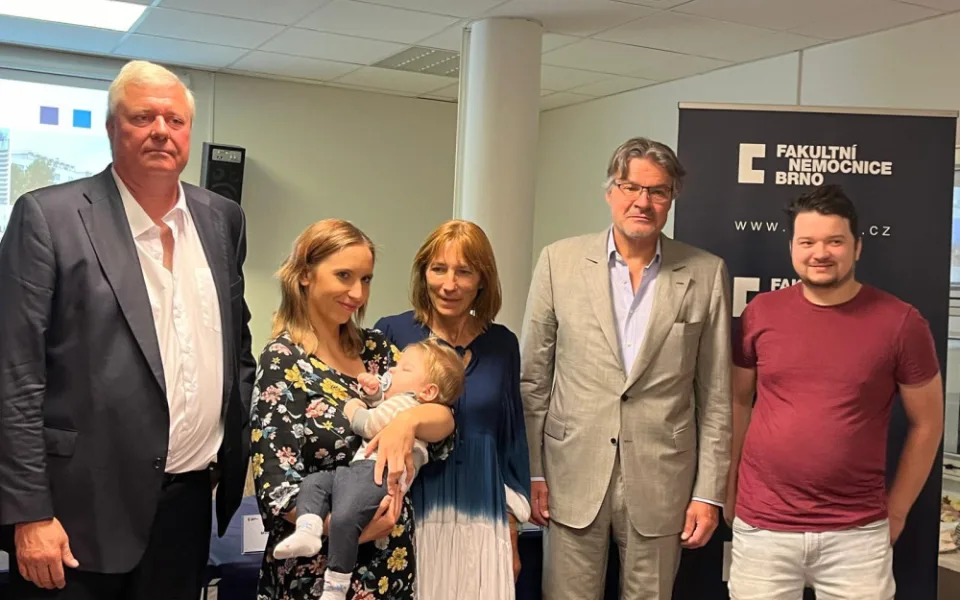 Půlroční Oliver měl až sto epileptických záchvatů denně. Lékaři mu pomohli unikátní operací mozku
