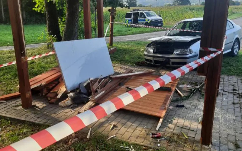 Mladý řidič narazil s vozem do dřevěného altánu, kde zranil tři děti. Pro jedno z nich musel vrtulník. Foto: se souhlasem Policie ČR