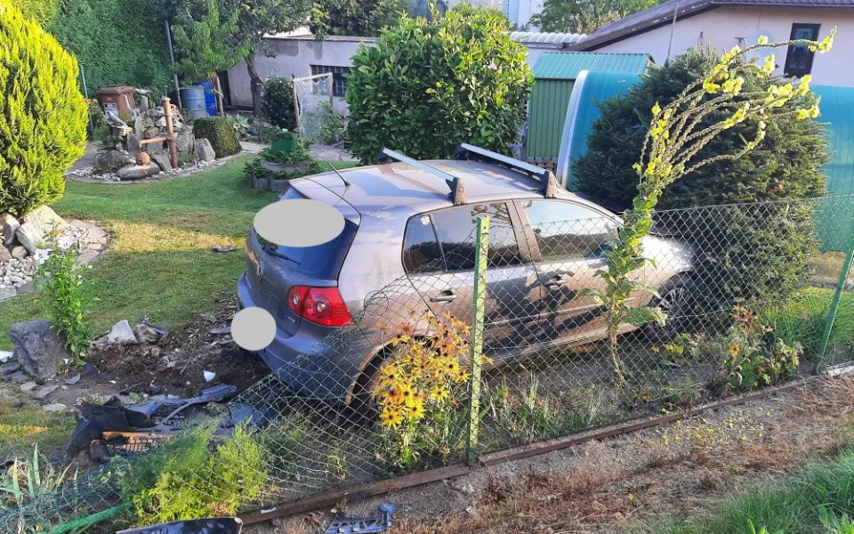 Kuriózní havárie v Bystřici nad Pernštejnem: řidič narazil do popelnic a skončil na zahradě domu. Foto: se souhlasem Policie ČR