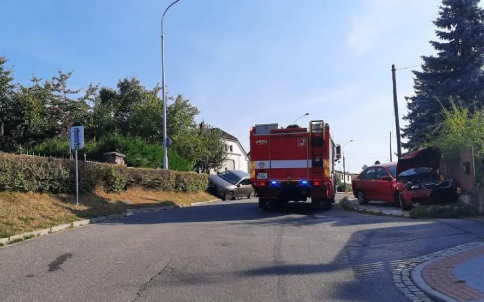Seniorka v Jihlavě se nevěnovala řízení a nabourala jiné auto. Skončila v nemocnici, škoda je přes čtvrt milionu