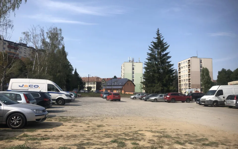 Parkoviště za krajským úřadem.