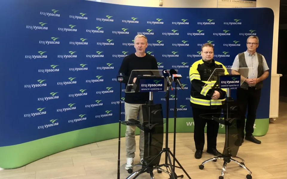 Zleva: Hejtman Vysočiny Vítězslav Schrek, ředitel HZS Kraje Vysočina Jiří Němec, Jaroslav Mikyna, vedoucí krajského oddělení vodního hospodářství