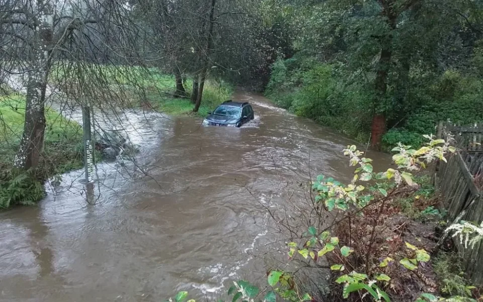 Foto auta pod vodou v Ronově nad Sázavou. Foto: se souhlasem Hasičského záchranného sboru Kraje Vysočina
