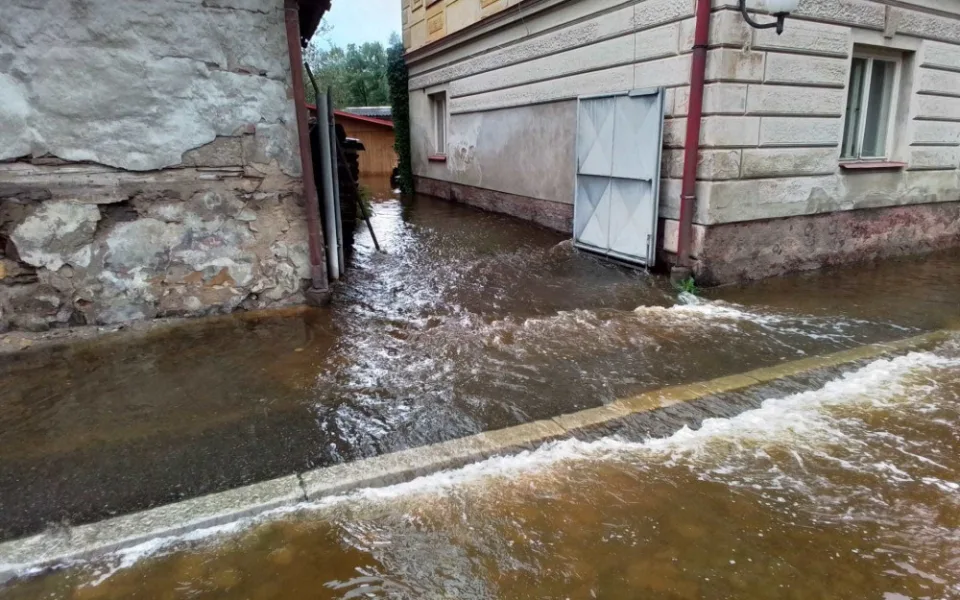 Hladina řeky v Jimramově znovu stoupla. Ohrožení obyvatele jsou již evakuováni, místo hlídají hasiči