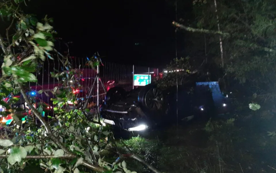 Řidič BMW jel za deště moc rychle po dálnici, s autem doslova vyletěl z vozovky a skončil na střeše. Foto: se souhlasem Policie ČR