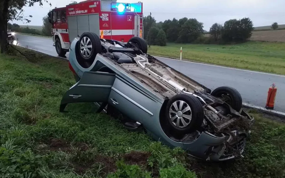 Na Havlíčkobrodsku havarovalo auto, skončilo mimo silnici a na střeše. Foto: se souhlasem Hasičského záchranného sboru Kraje Vysočina
