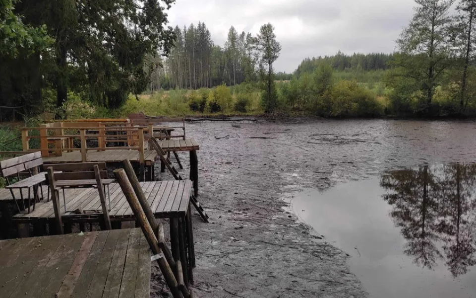 V Třešti se protrhla hráz rybníka, ohrožená je přilehlá chatová oblast. Na místě jsou teď hasiči