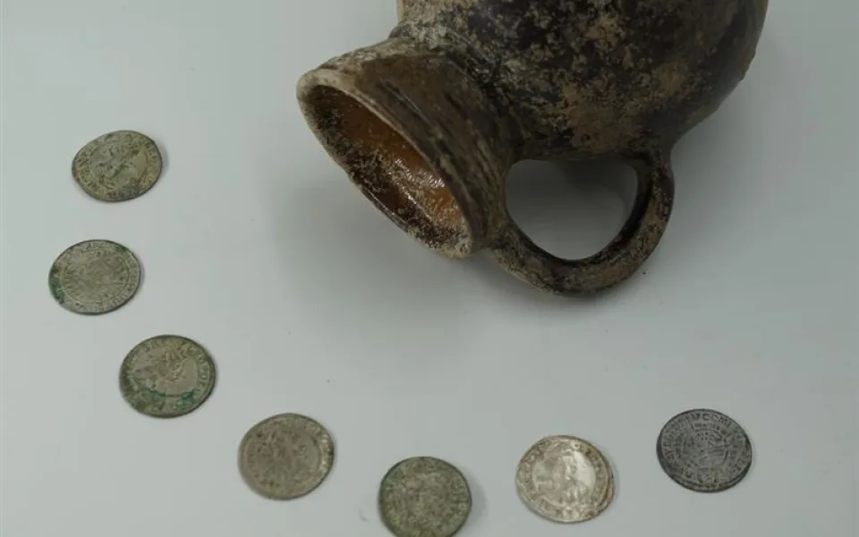 Muž našel v lese sedm set stříbrných mincí z 16. století. Dostane za ně 111 tisíc korun. Foto: se souhlasem Kraje Vysočina
