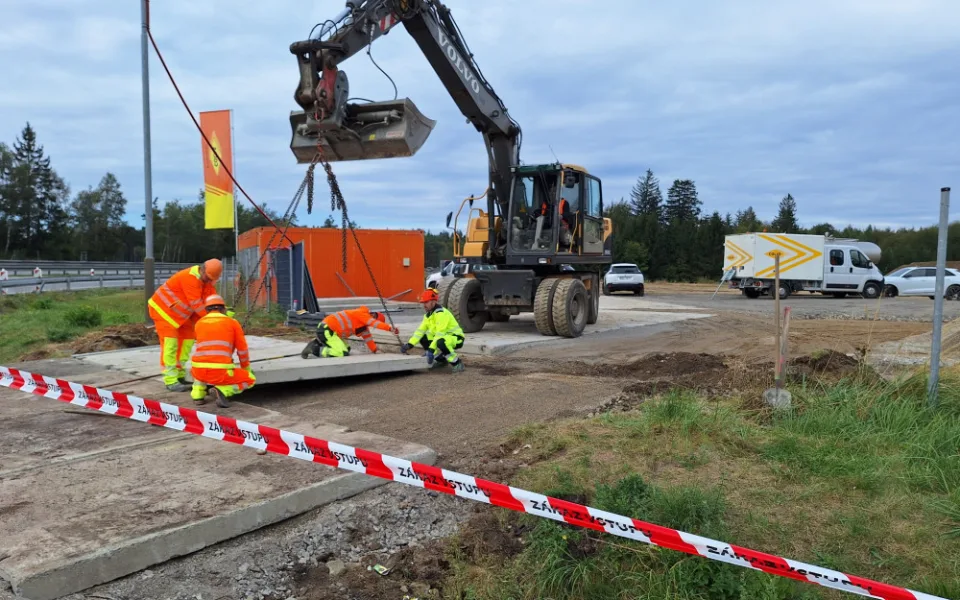 Dálniční odpočívka Mikulášov se v obou směrech změní. Bude modernější a o hektar větší. Foto: se souhlasem ŘSD