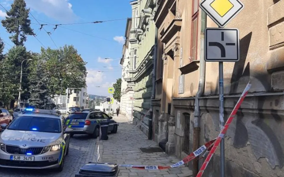 Z domu v Křížové ulici spadla omítka, jedno dítě se zranilo a skončilo v nemocnici