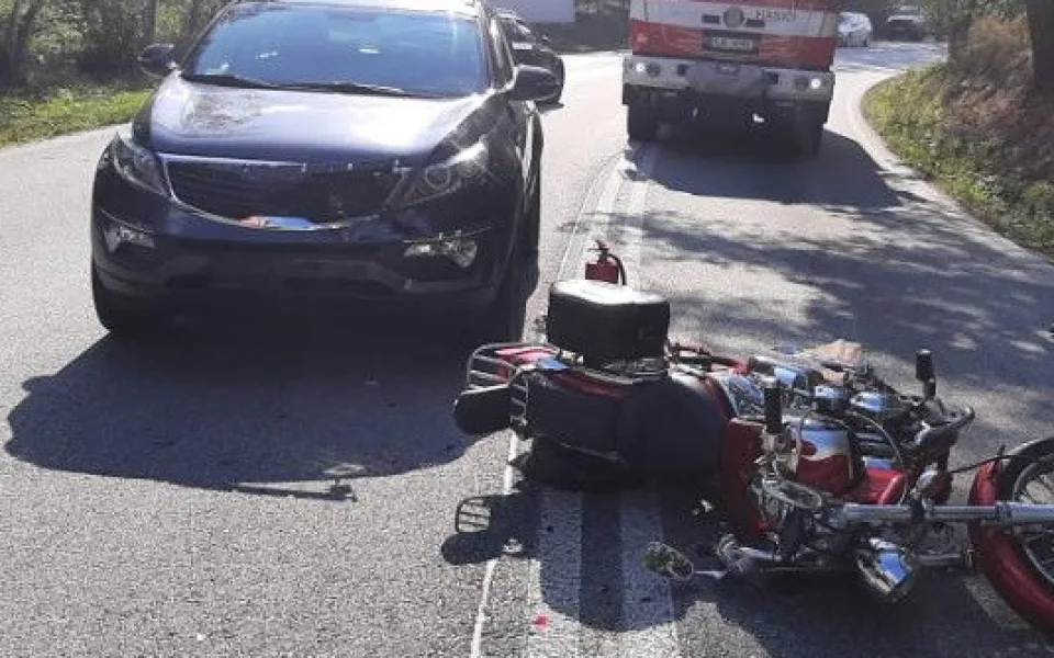 Auto u Kostelce narazilo do motorky. Její řidič spadl na silnici a byl převezený do nemocnice