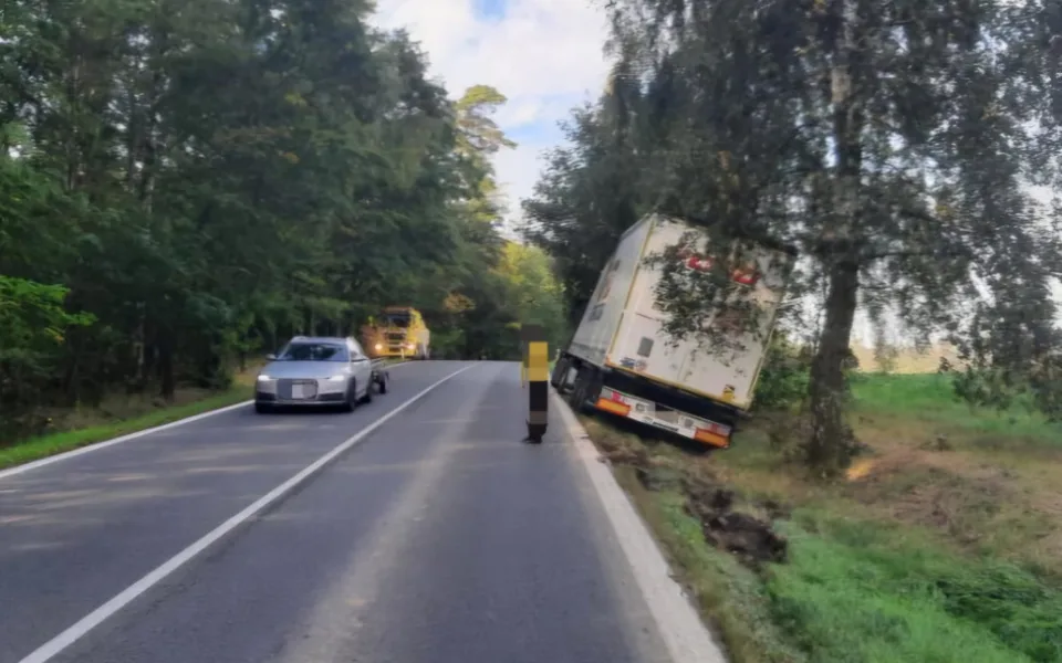 Mezi Rozkoší a Skálou boural náklaďák. Řidiči místem po dobu vyprošťování neprojedou