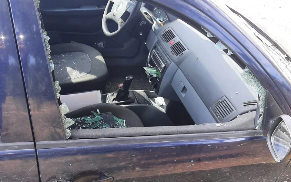 Hledá se vandal, který vykradl auto na okraji Havlíčkova Brodu. Zvažte, co ve vozidle necháte, apeluje policie