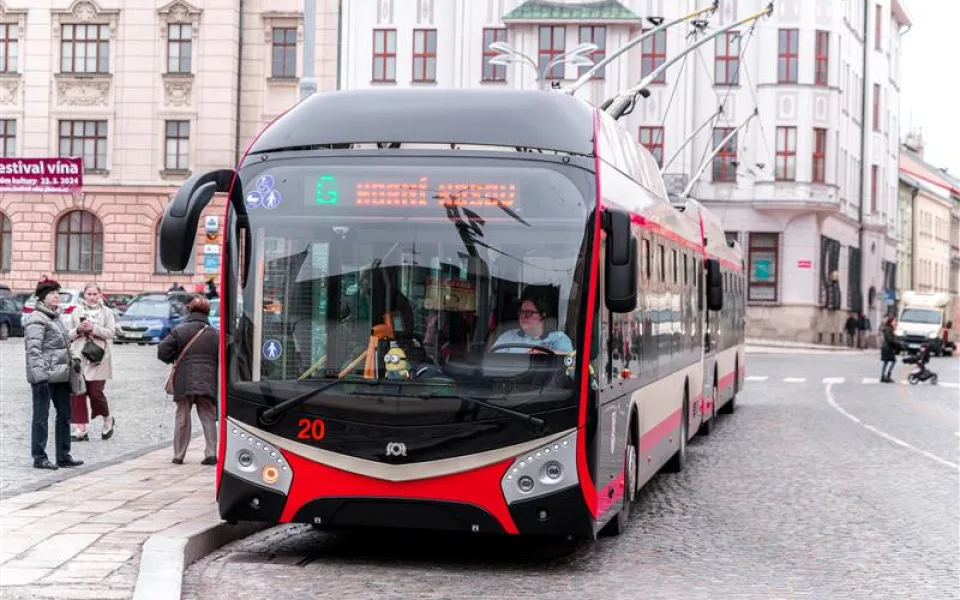 Ilustrační foto, nejnovější parciální trolejbus z konce roku 2023