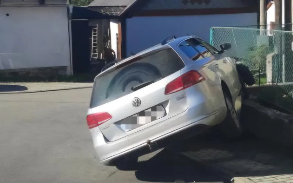Řidička se nevěnovala řízení, vyjela na chodník a zastavil jí až plot. Foto: se svolením Policie ČR
