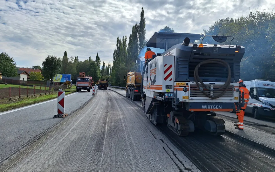 Na silnici mezi Skuhrovem a Habry se dnes objevily frézy. Po dobu oprav na řidiče čeká omezení 