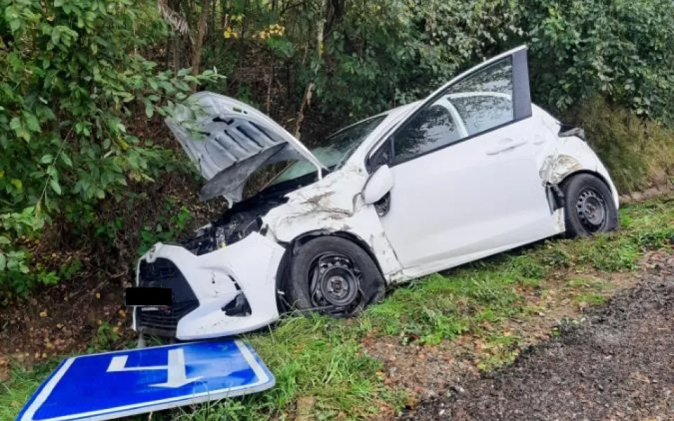 Seniorka s Toyotou Yaris nedala přednost na křižovatce. Narazil do ní nákladní vůz. Foto: se svolením Policie ČR