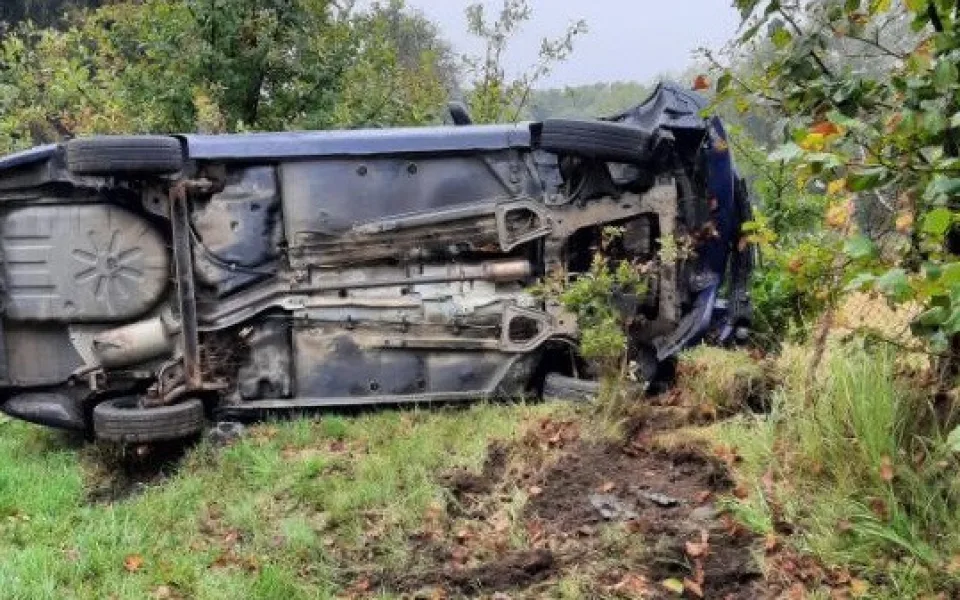 Osmnáctiletý řidič jel moc rychle. Dostal smyk a jeho auto skončilo na boku
