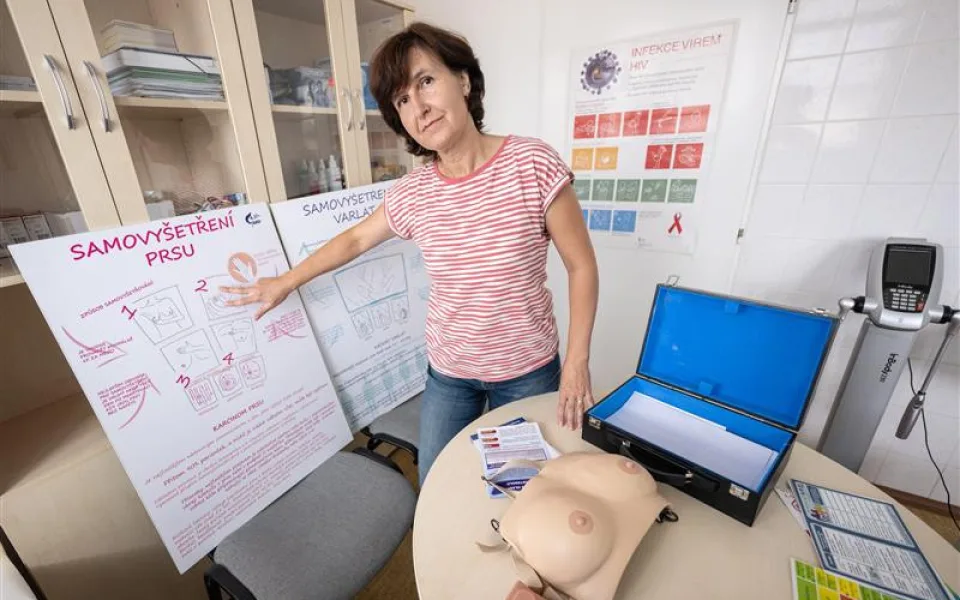 Osvětu samovyšetření prsu i varlat pomáhá šířit Irena Zimenová ze Státního zdravotního ústavu v Jihlavě