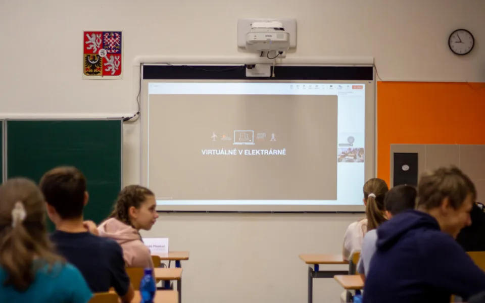Žáci z Brna nahlédli ze školních lavic do jaderné elektrárny Dukovany. Umožnila to virtuální prohlídka