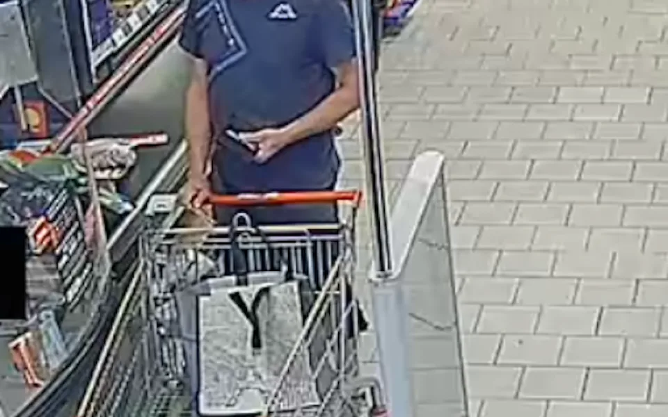 Zákazník si nechal cizí peněženku. Policie hledá muže z fotografie