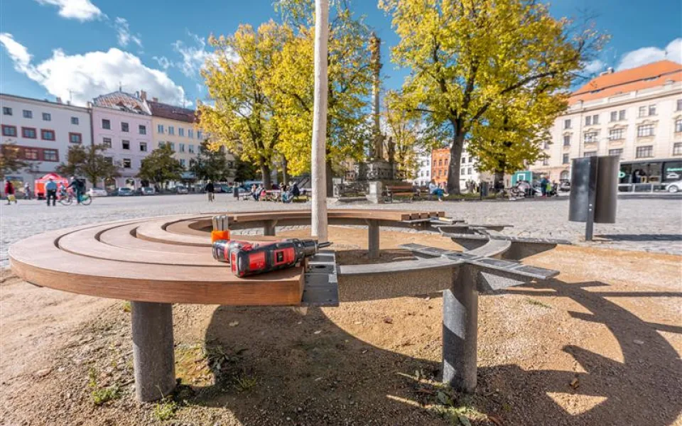Oprava kulatých laviček na náměstí. Na sedácích se objevily praskliny