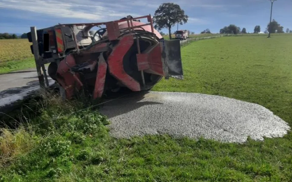 Řidič převrátil nákladní vůz a po havárii zalil pole betonem. Foto: se svolením Policie ČR